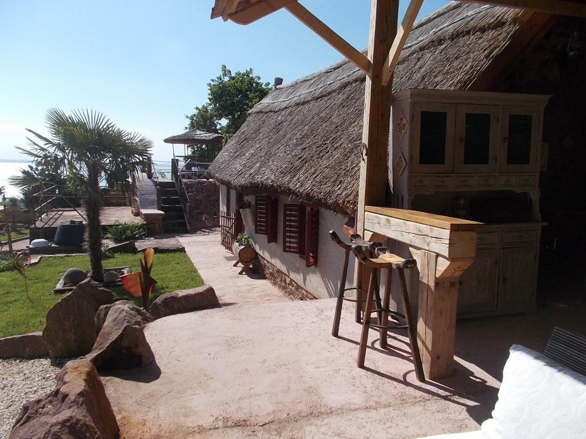 Willa 200 Eves Vendeghaz Balatonalmádi Zewnętrze zdjęcie